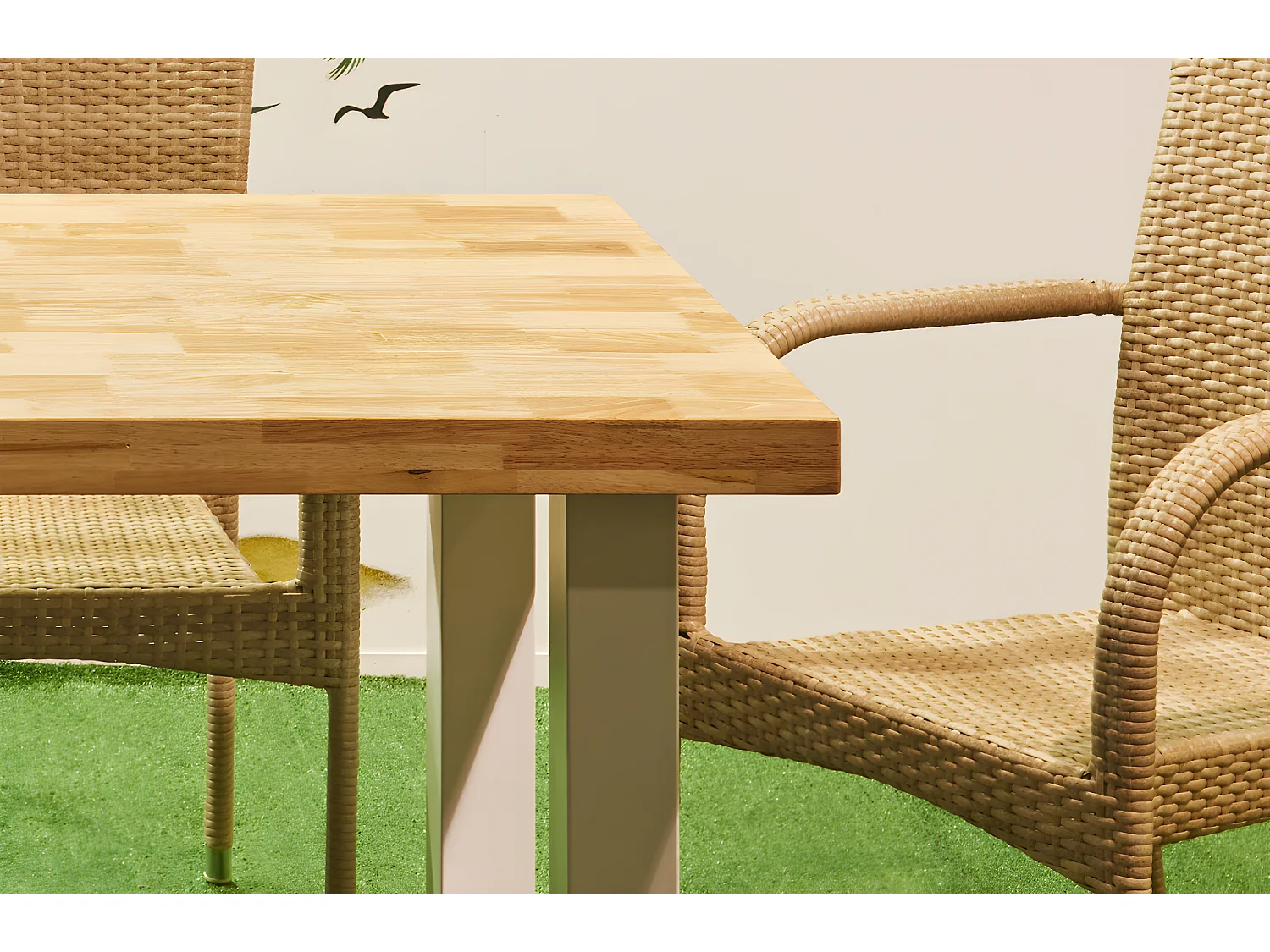 Table à manger rectangulaire coloris chêne nordique, pieds en métal blanc