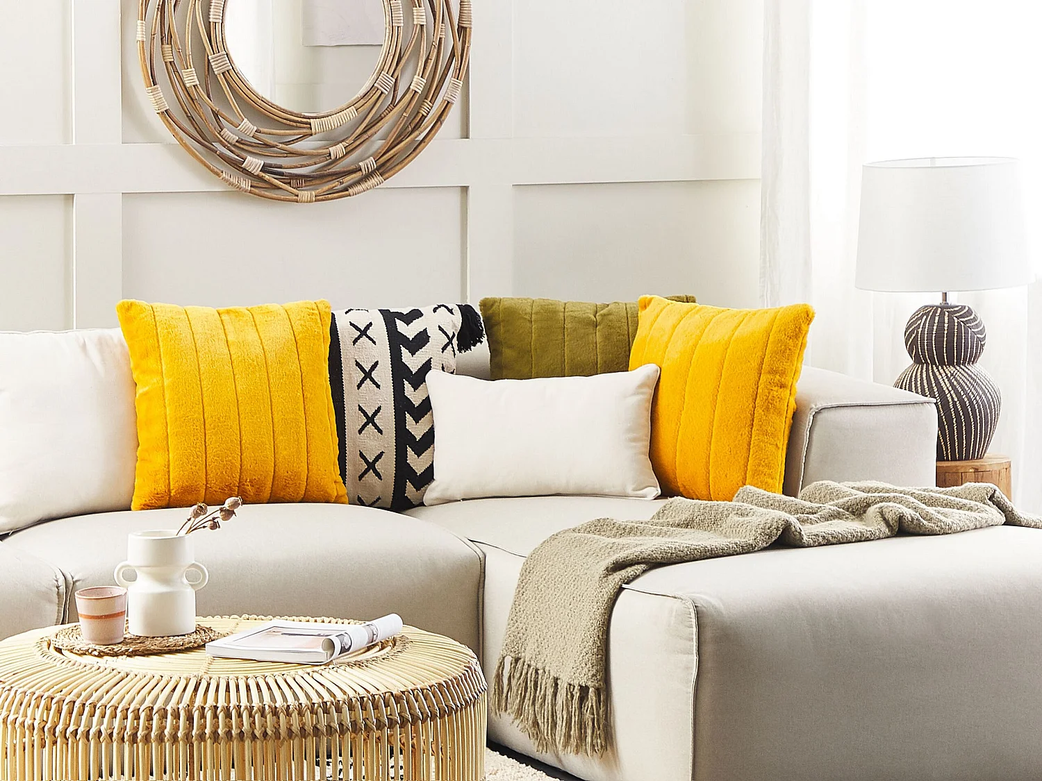 Lot de 2 coussins décoratifs PUMILA Fourrure synthétique 45 x 45 cm Jaune À rayure