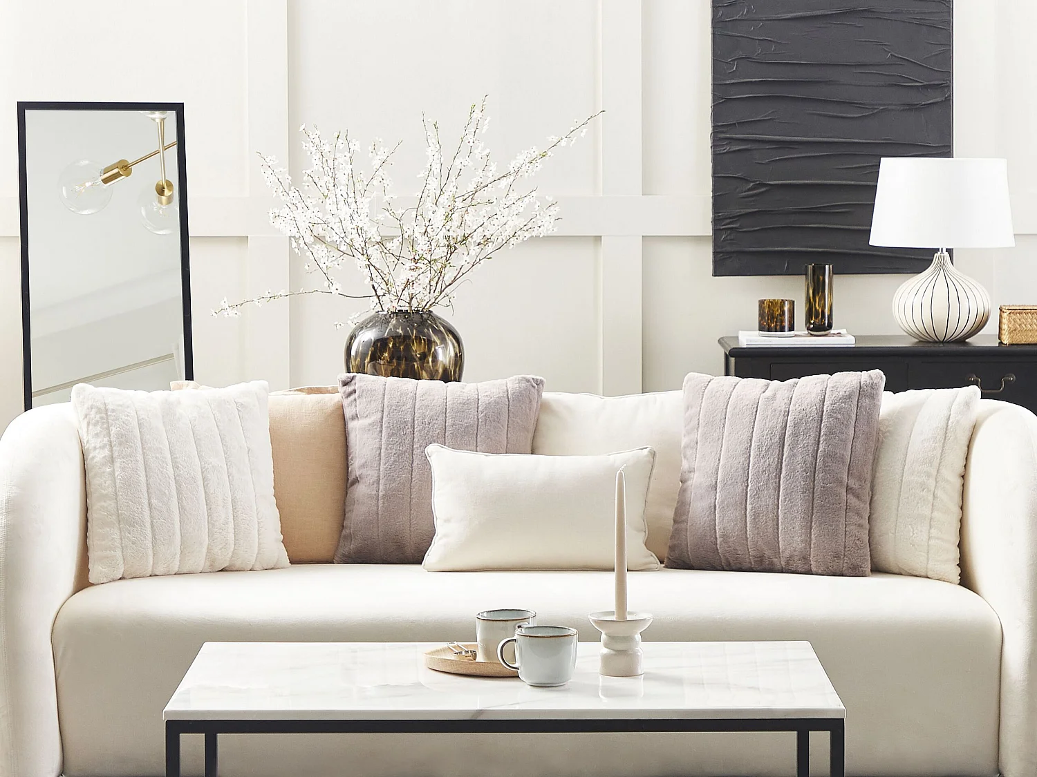 Lot de 2 coussins décoratifs PUMILA Fourrure synthétique 45 x 45 cm Gris clair À rayure