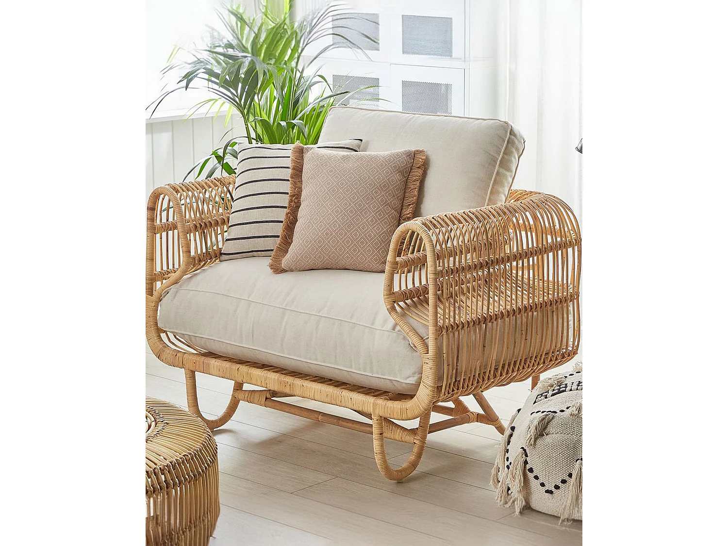 Stilvoller Gartensessel aus Rattan in Hellbraun Auflagen in hellem Beige Dolcedo