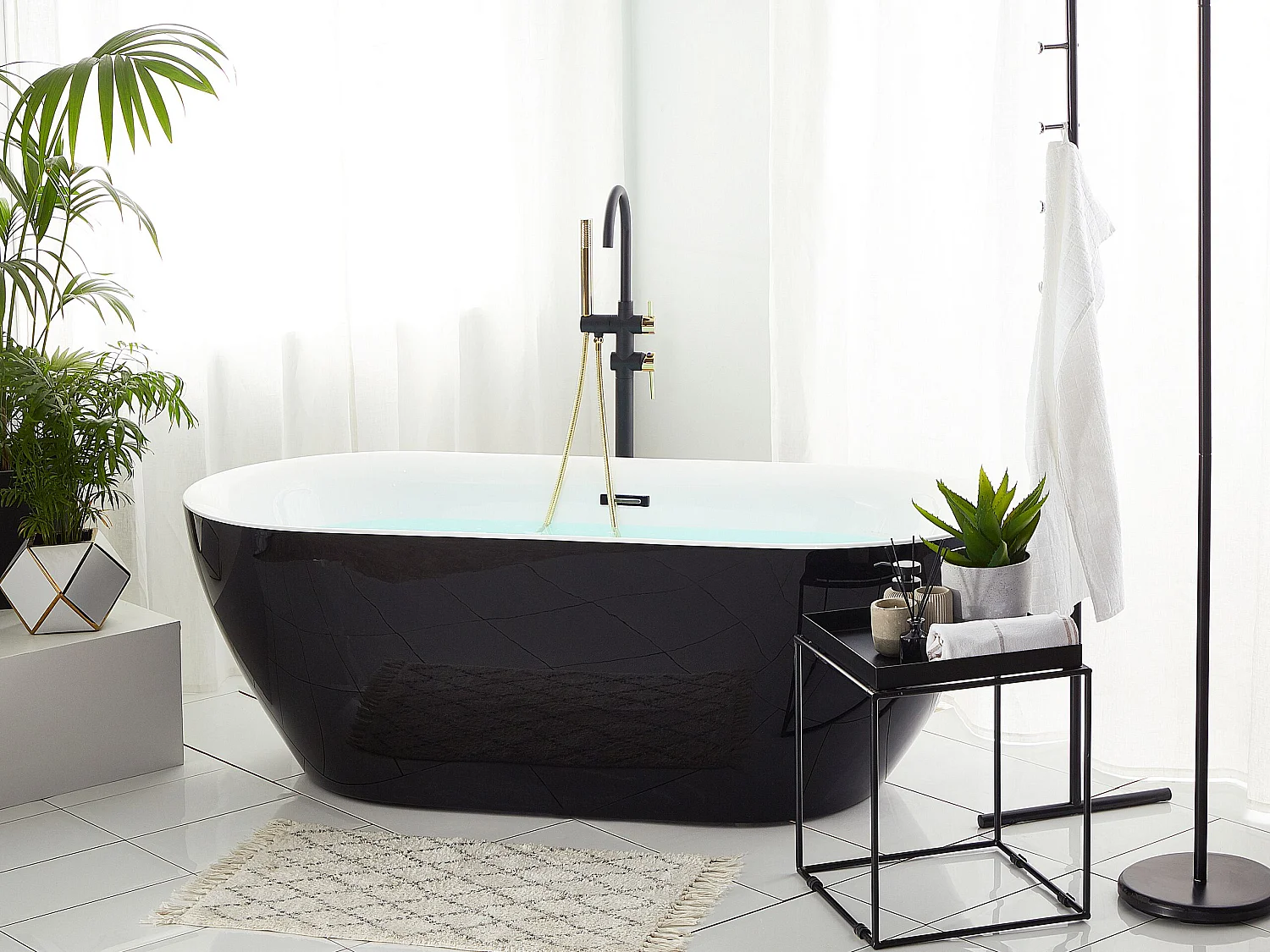 Stilvolle Acryl Badewanne oval freistehend schwarz mit Überlauf 170x80cm Carrera