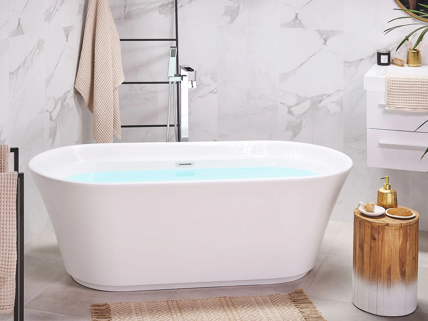 Schlichte Acryl Badewanne oval freistehend weiß mit Überlauf 170 x 80 cm Ovalle