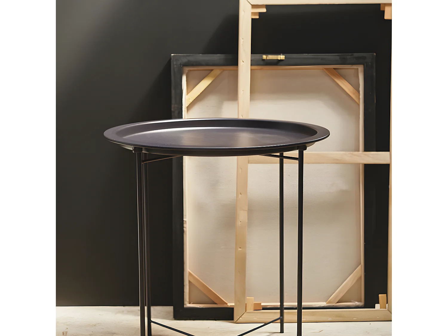 Table d'appoint en métal de couleur anthracite. 47x50cm