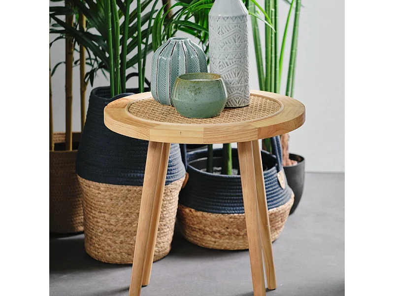 Table d'appoint en bois de couleur naturelle. 60x45cm