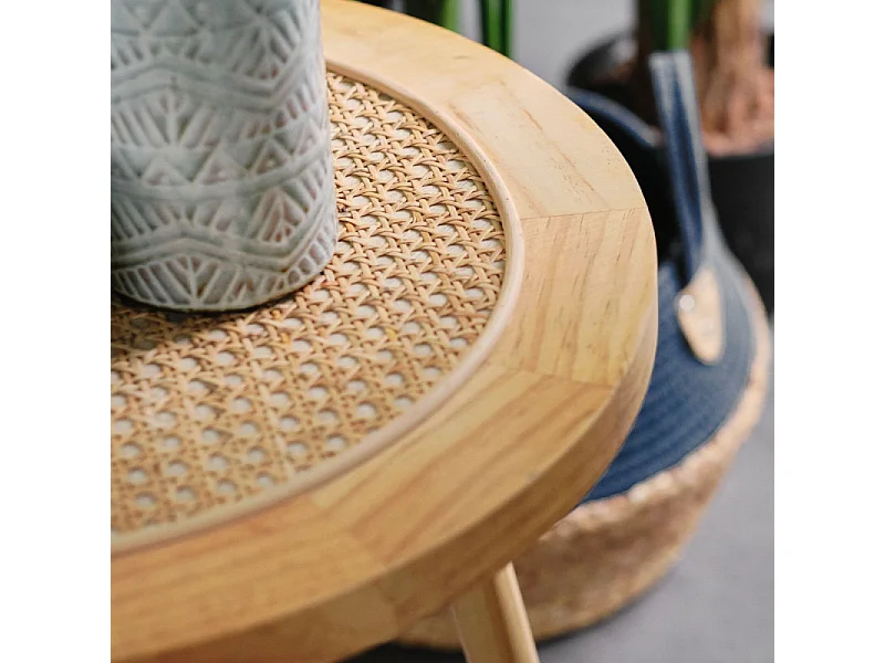 Table d'appoint en bois de couleur naturelle. 60x45cm