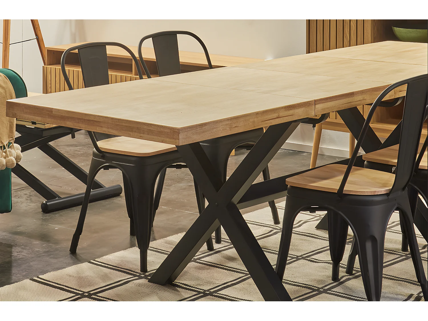 Table à manger rectangulaire extensible en bois coloris chêne / pieds noir