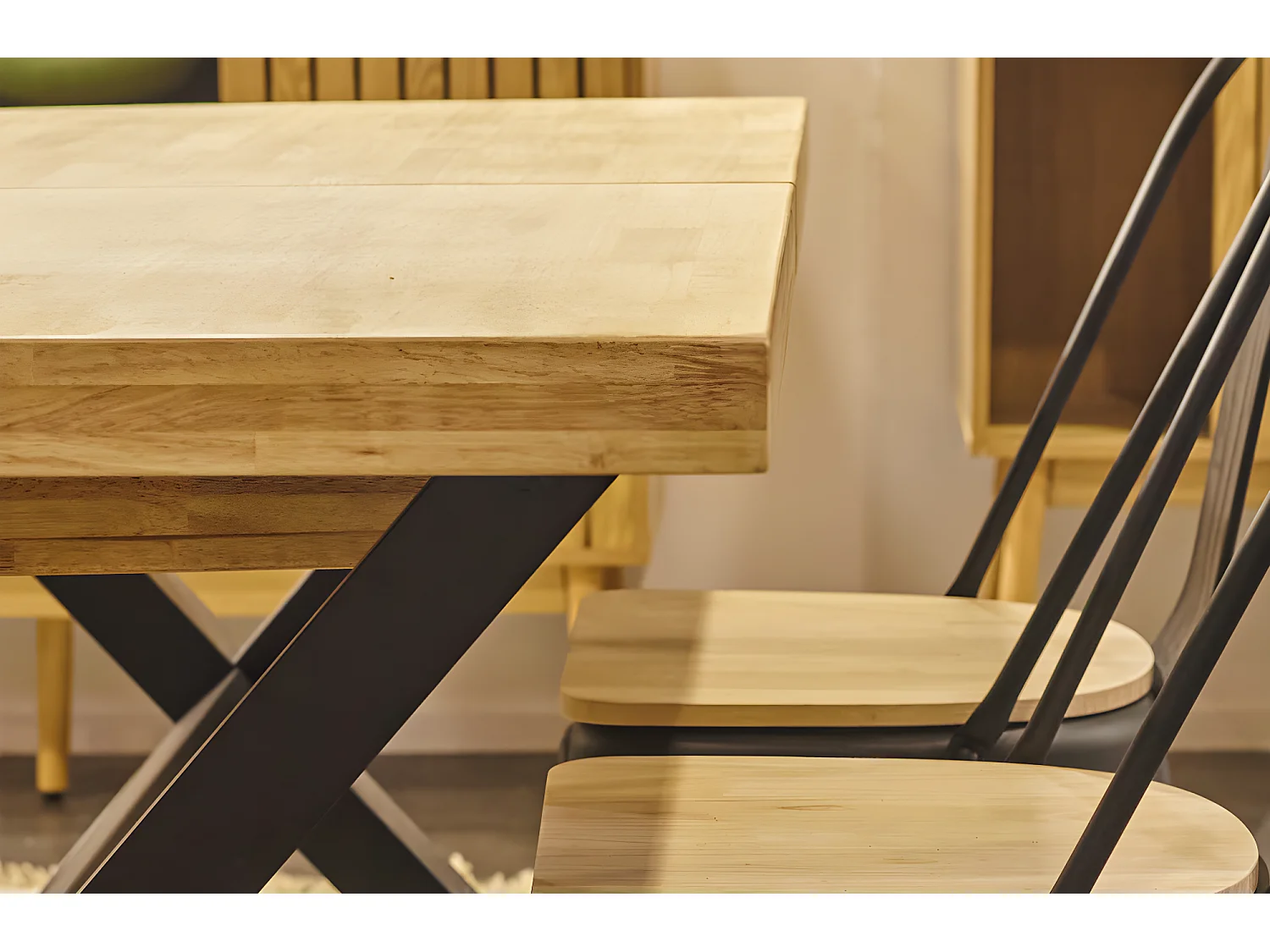 Table à manger rectangulaire extensible en bois coloris chêne / pieds noir