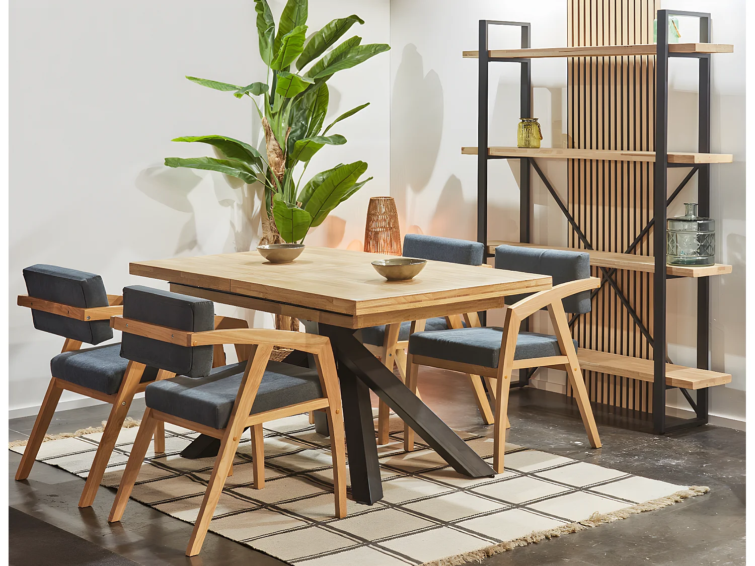 Table à manger rectangulaire extensible en bois coloris chêne / pieds noir