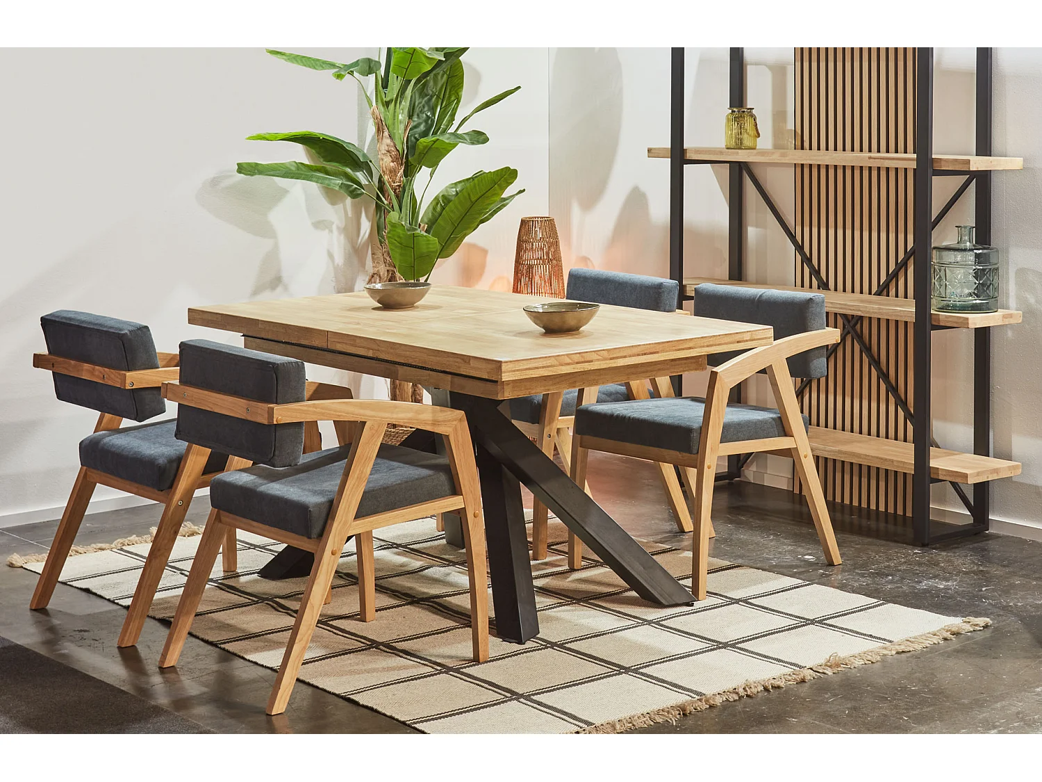 Table à manger rectangulaire extensible en bois coloris chêne / pieds noir