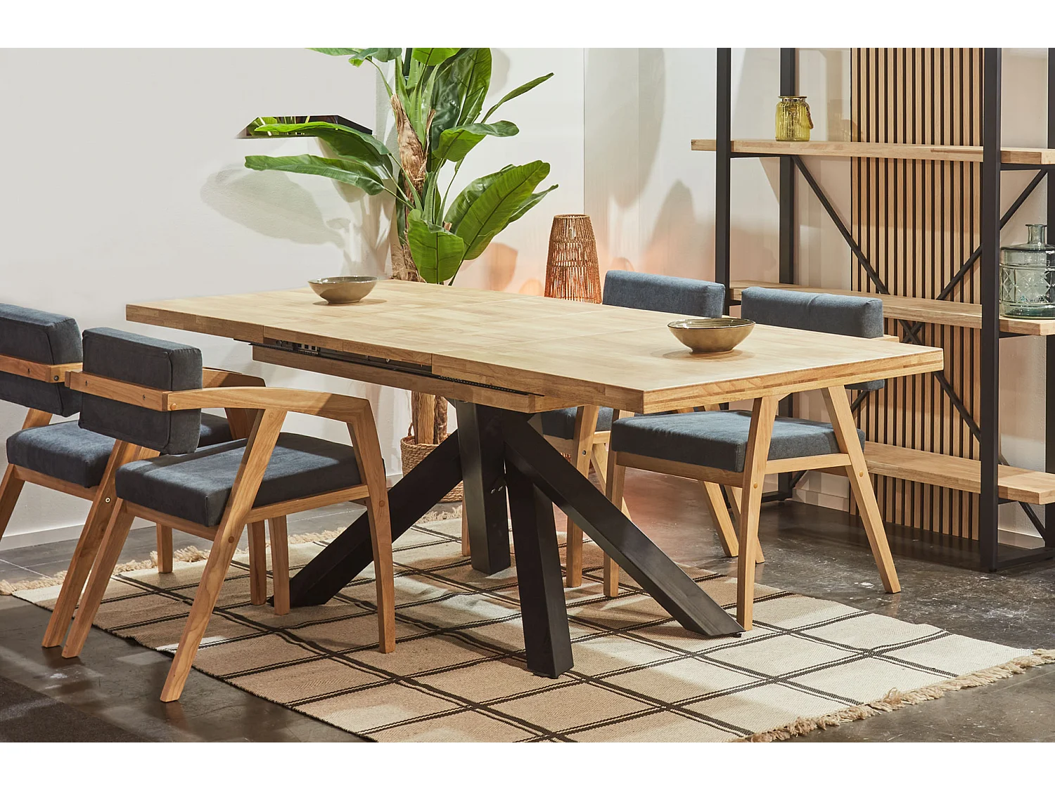 Table à manger rectangulaire extensible en bois coloris chêne / pieds noir