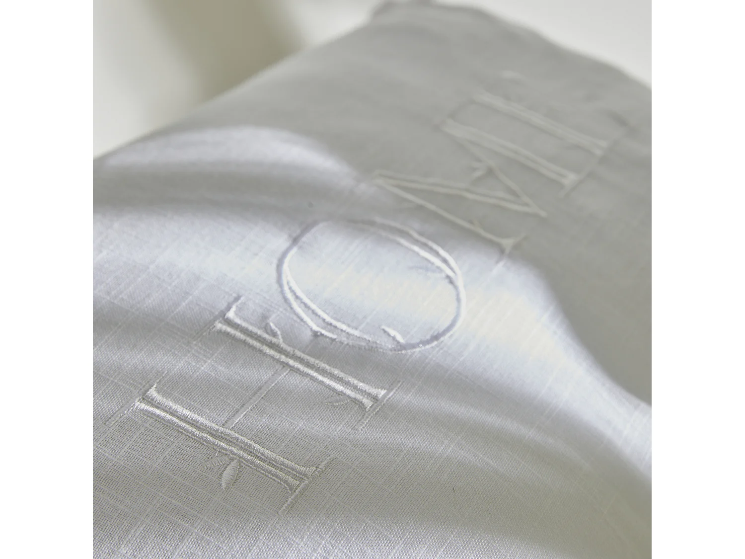 Coussin brodé avec appliques, garniture incluse, 100% coton. M/HomeGris.09 30x50cm