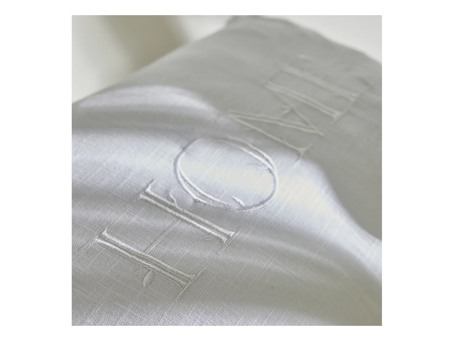 Coussin brodé avec appliques, garniture incluse, 100% coton. M/HomeGris.09 30x50cm