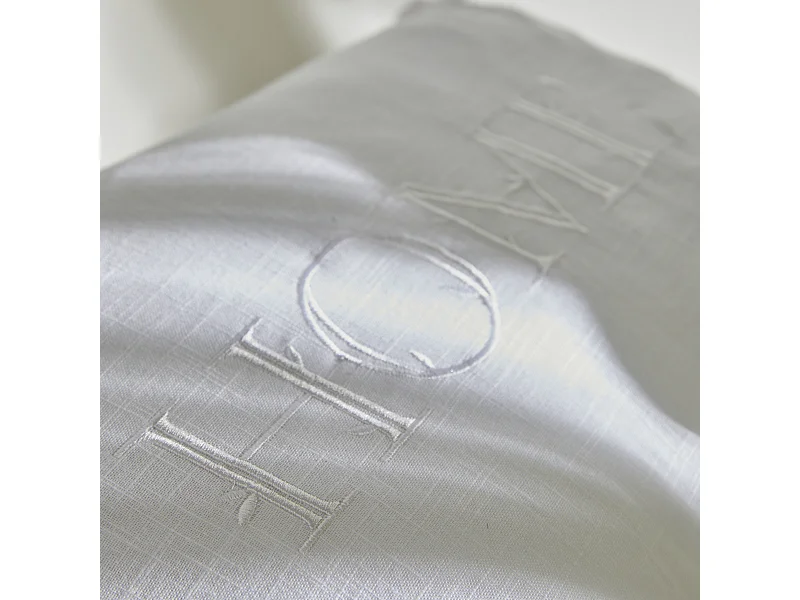 Geborduurd en geappliqueerd kussen, inclusief vulling, 100% katoen. M/HomeGris.09 30x50cm