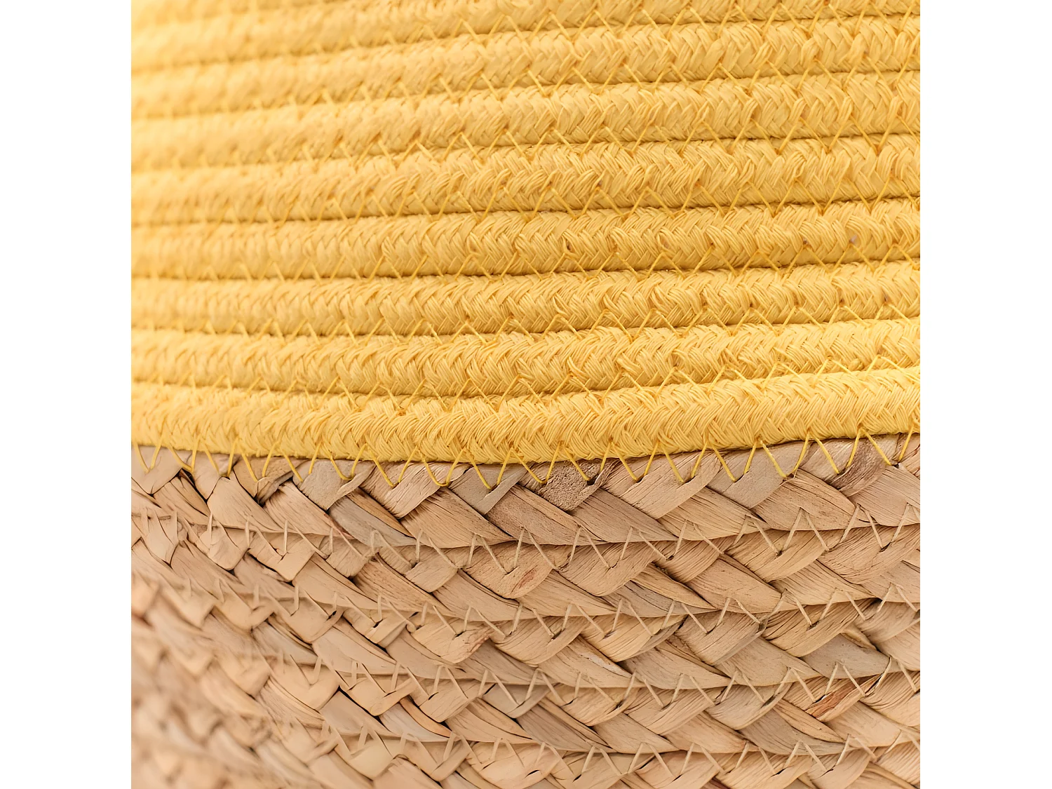 Jute mand en geverfd touw. Oker 27x23cm