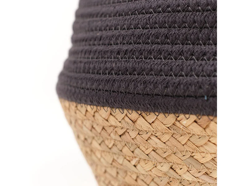 Jute mand en geverfd touw. Houtskool 27x23cm