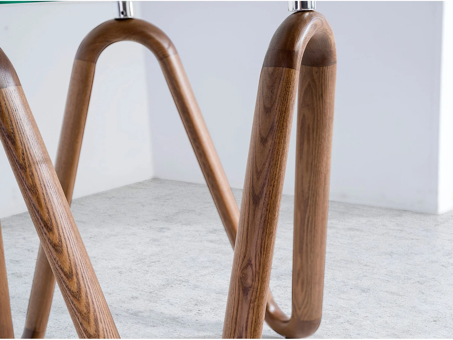 Table d'angle ronde en verre trempé et noyer 2125 ANGEL CERDA