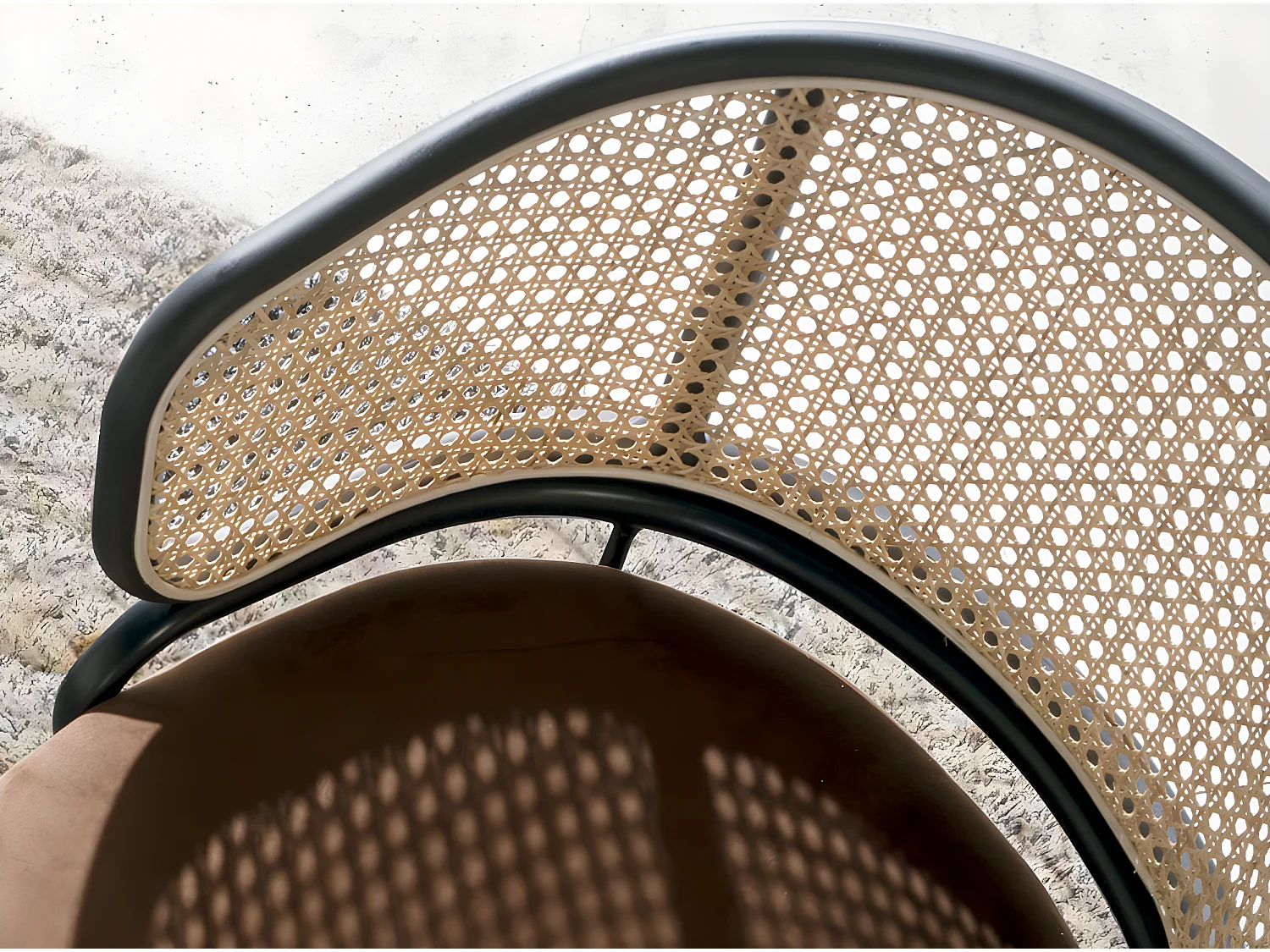 Drehsessel aus braunem Samt und Rattan  4129 ANGEL CERDA