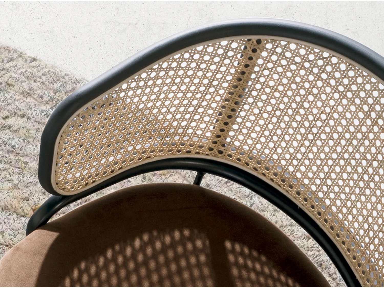 Sedia girevole in rattan e velluto marrone 4129 ANGEL CERDA