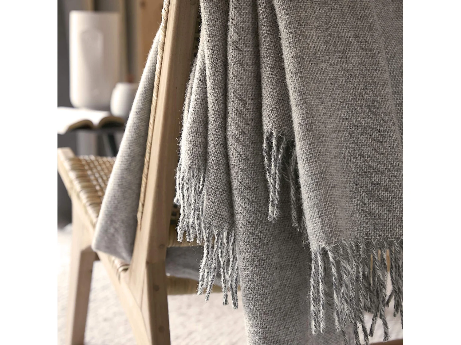 Plaid à franges en laine uni gris clair 140 x 200 cm
