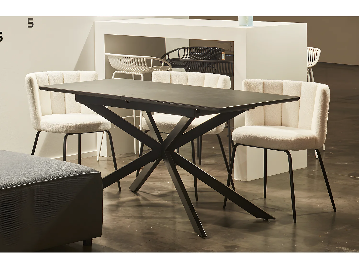 Table à manger rectangulaire extensible en céramique coloris noir / pieds noir