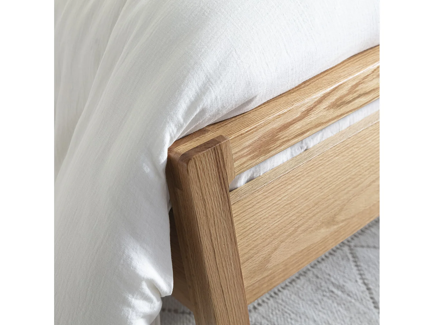 Lit avec tête de lit intégrée en MDF plaquage chêne et pieds en bois massif 140x190 - LT17013