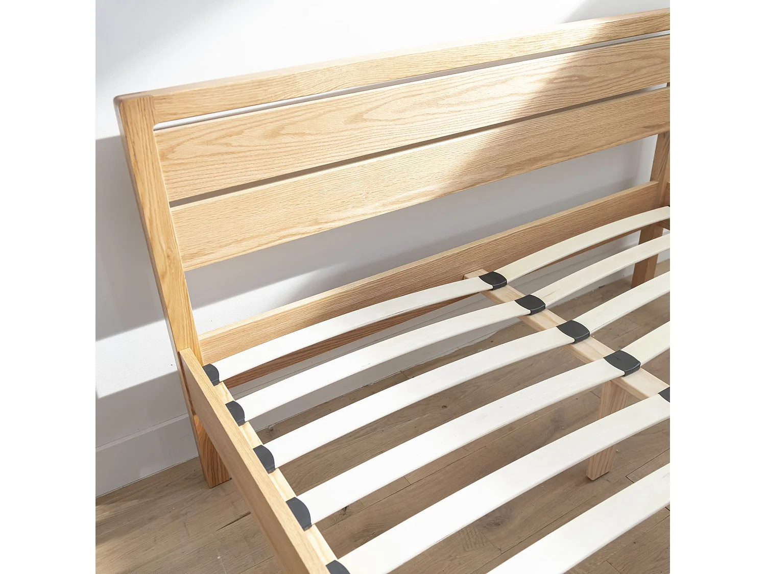 Lit avec tête de lit intégrée en MDF plaquage chêne et pieds en bois massif 140x190 - LT17013