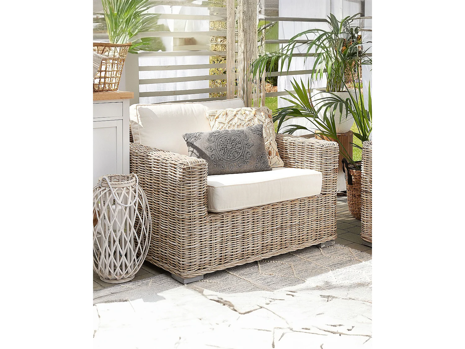 Praktischer Gartensessel aus Rattan in Hellbraun Auflagen in Cremeweiß Ardea