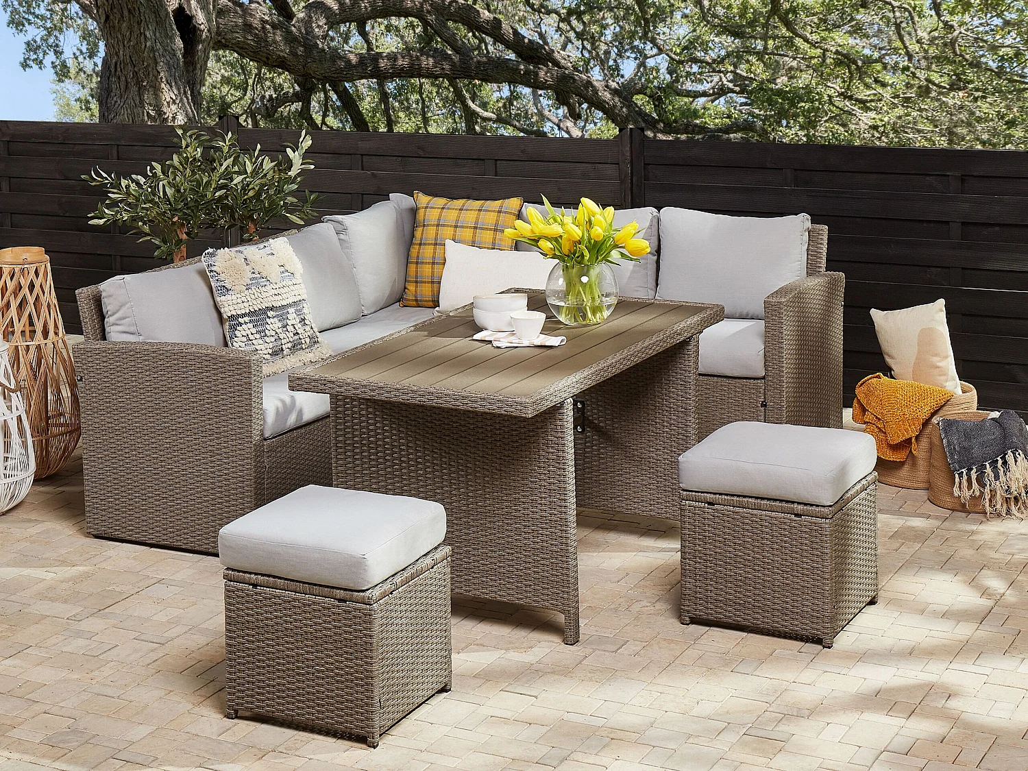 Ensemble de salon de jardin avec table et ottoman 5 places BARDI avec coussins Taupe