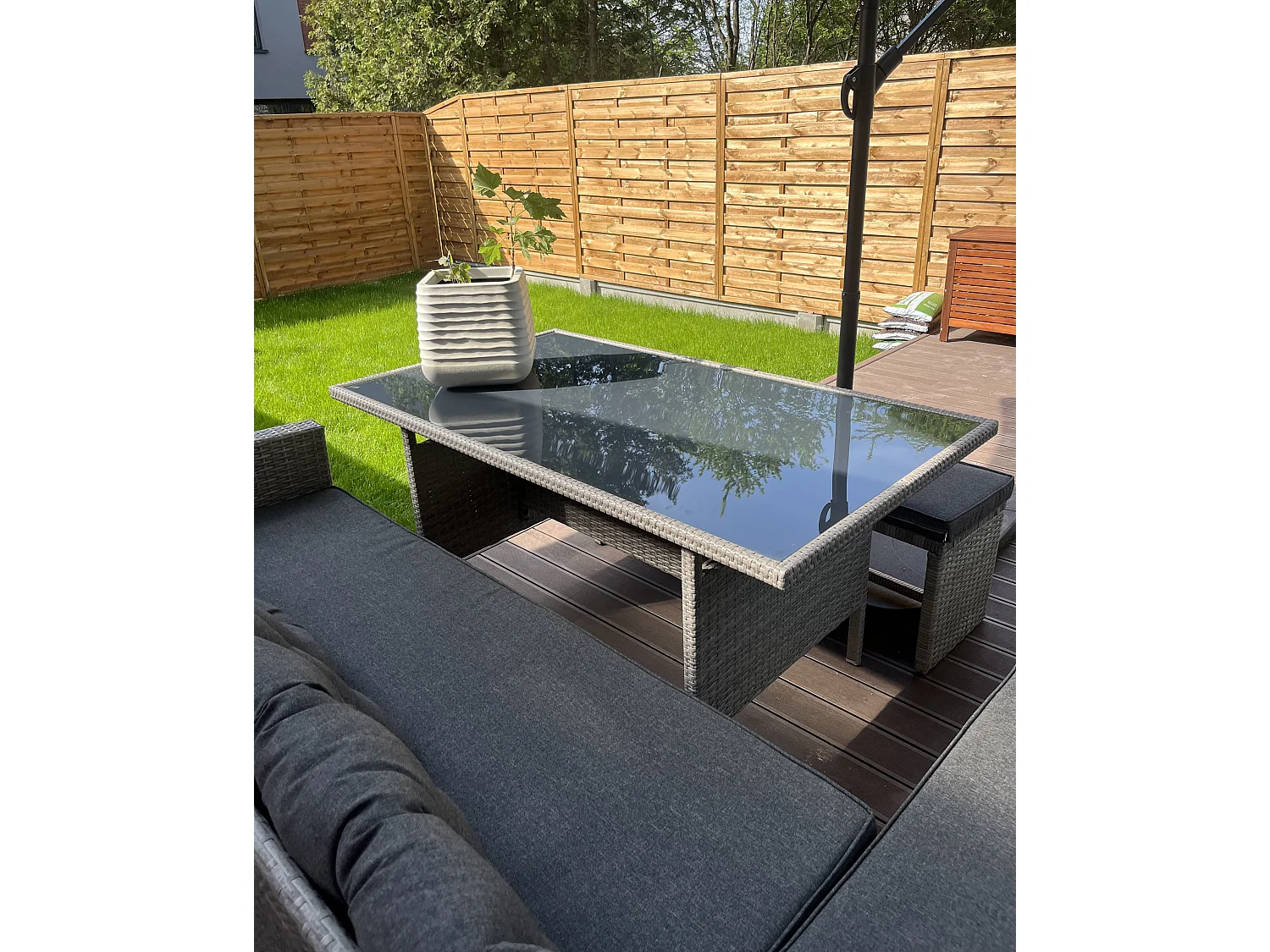 Ensemble de salon de jardin avec table 8 places VITERBO avec coussins Gris