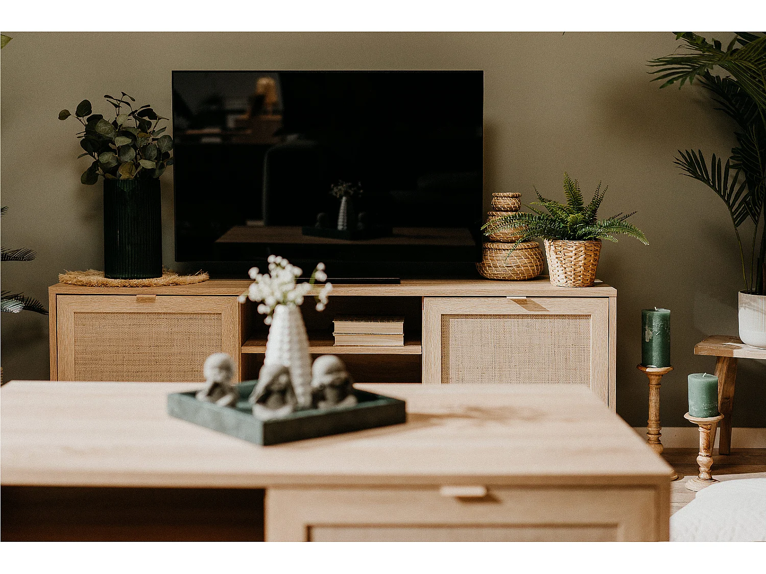 Meuble TV en bois avec placards effet cannage TIVAT