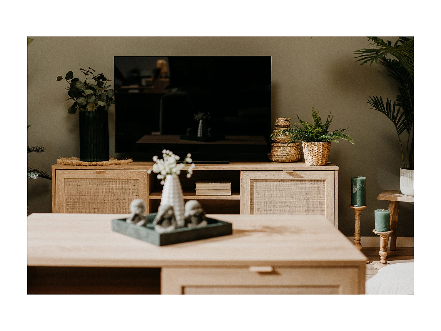 Meuble TV en bois avec placards effeffet cannage TIVAT