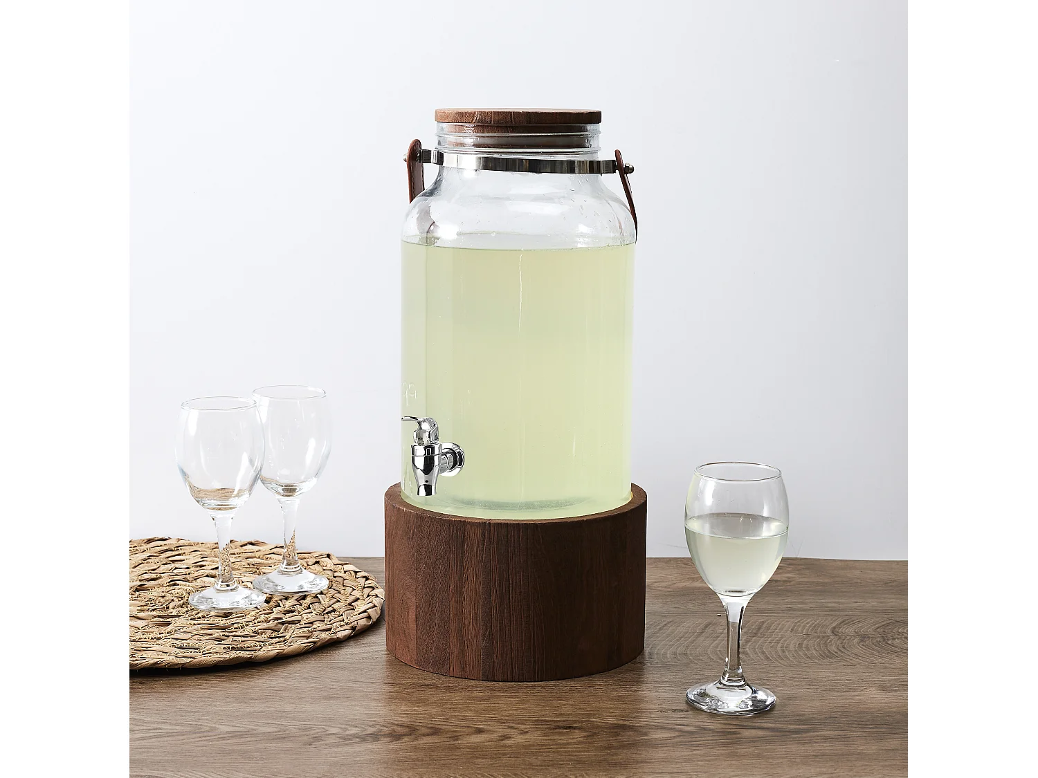 Trinkbrunnen 6 Liter mit Holzständer und Henkel