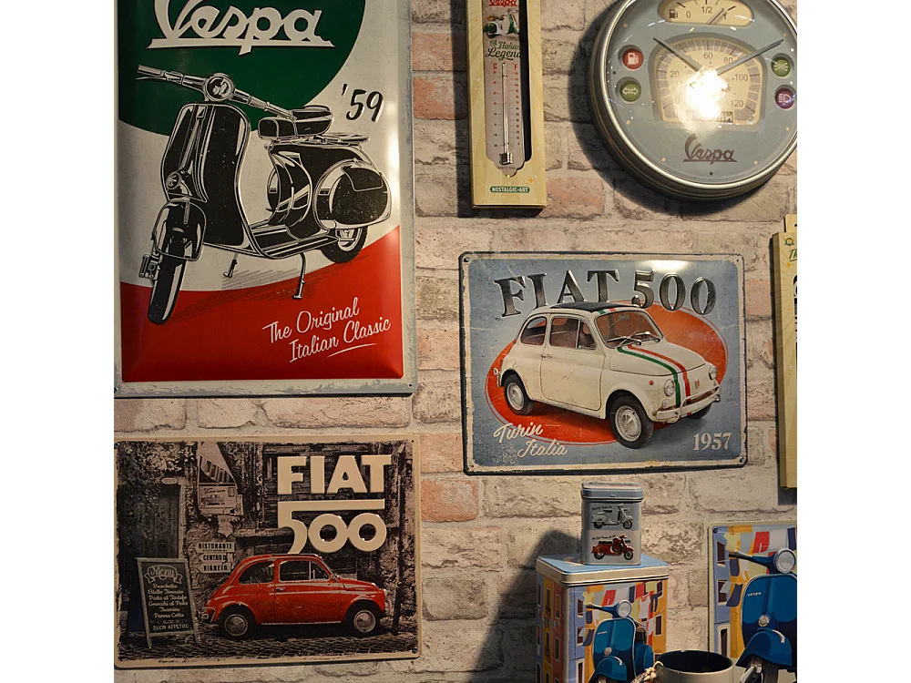 Plaque décorative en métal en relief 40 x 30 cm Fiat 500 - Red car in the street