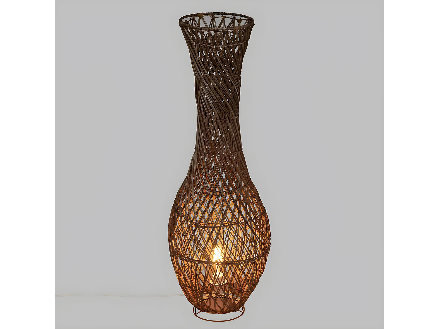 Lampadaire, lampe à poser en rotin tressé coloris beige  et métal noir