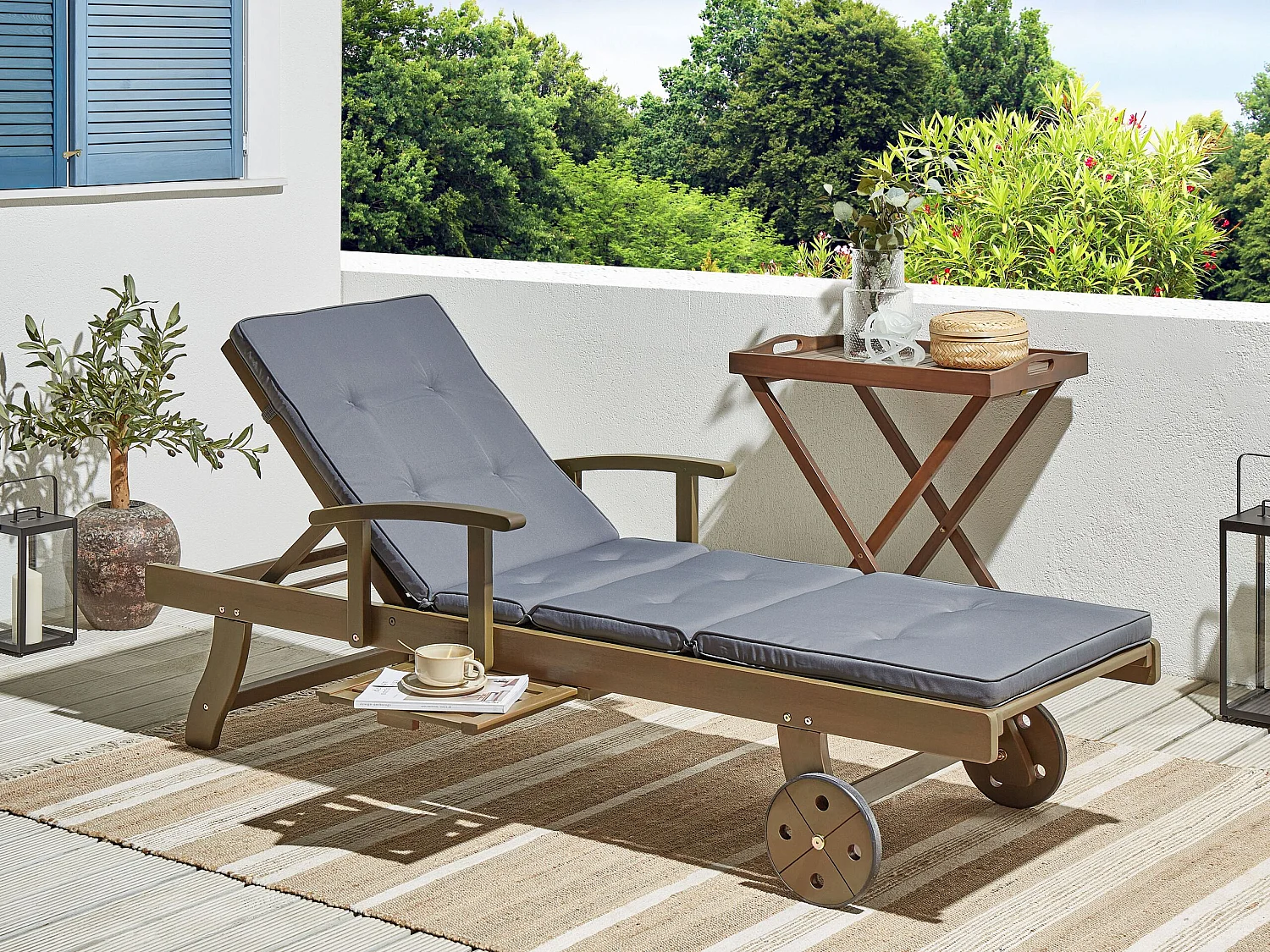 Chaise longue inclinable en bois d'acacia et coussin gris AMANTEA