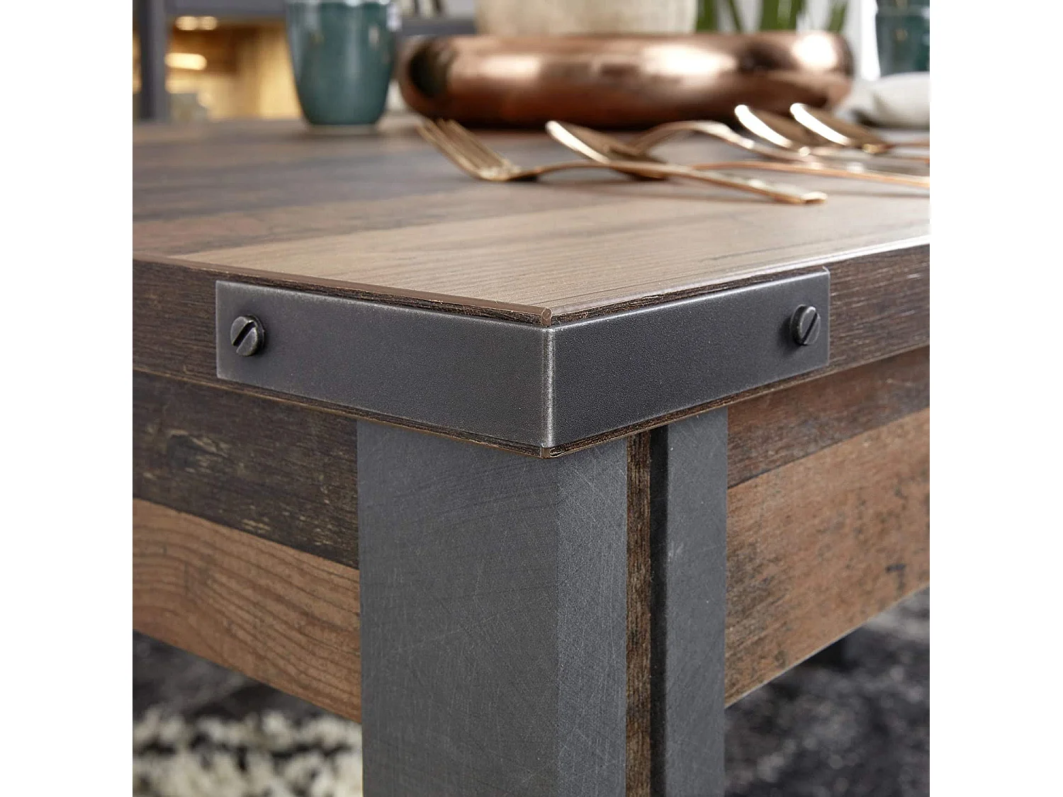 Table basse vintage vieux bois usé et métal gris avec rivets 140cm