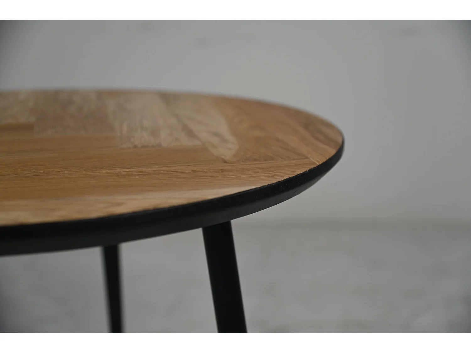 Table basse arête de poisson - 60x60x49 - naturel-noir biseauté - chêne-métal