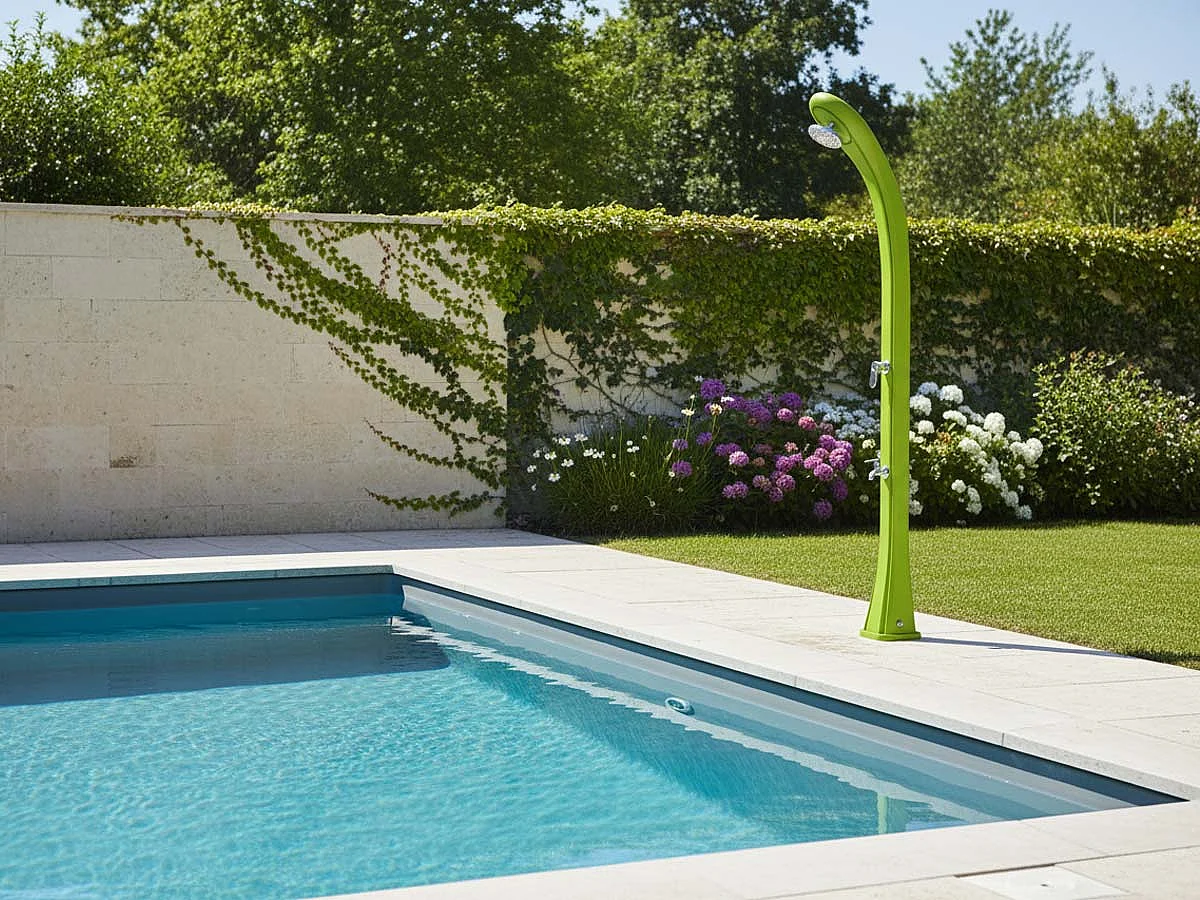 Doccia solare da esterno So Happy 28L Formidra - 216x24x26cm HDPE riciclabile - Risciacquo a pedale, soffione, miscelatore caldo/freddo -  - Verde