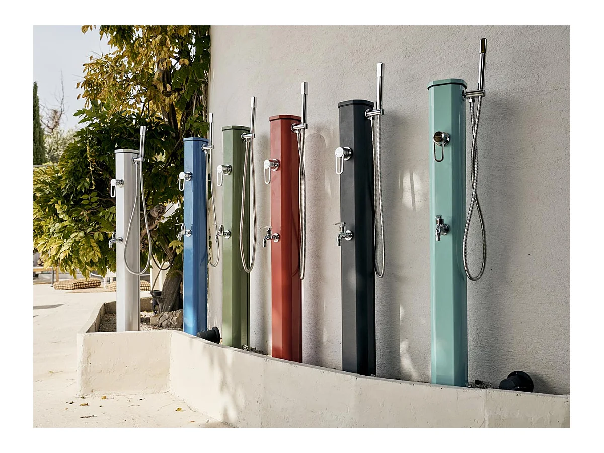 Doccia solare da esterno Jolly Go Formidra 20L 24x26x120cm Alluminio - Soffione estraibile, miscelatore e risciacquo a pedale 24x26x120cm