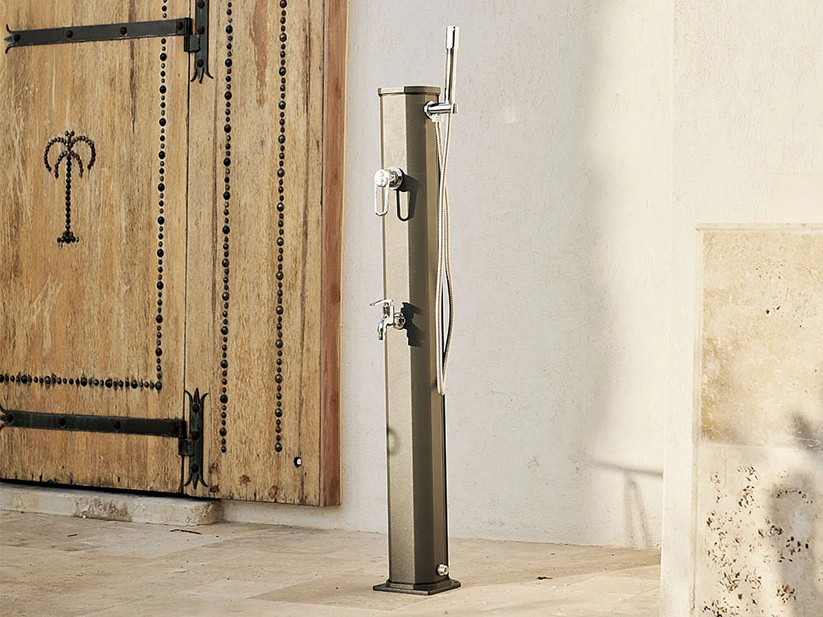 Ducha Solar Exterior Jolly Go Formidra 20L 24x26x120cm - Aluminio - Ducha de mano extraíble, mezclador y enjuague de pies 24x26x120cm - Antracita