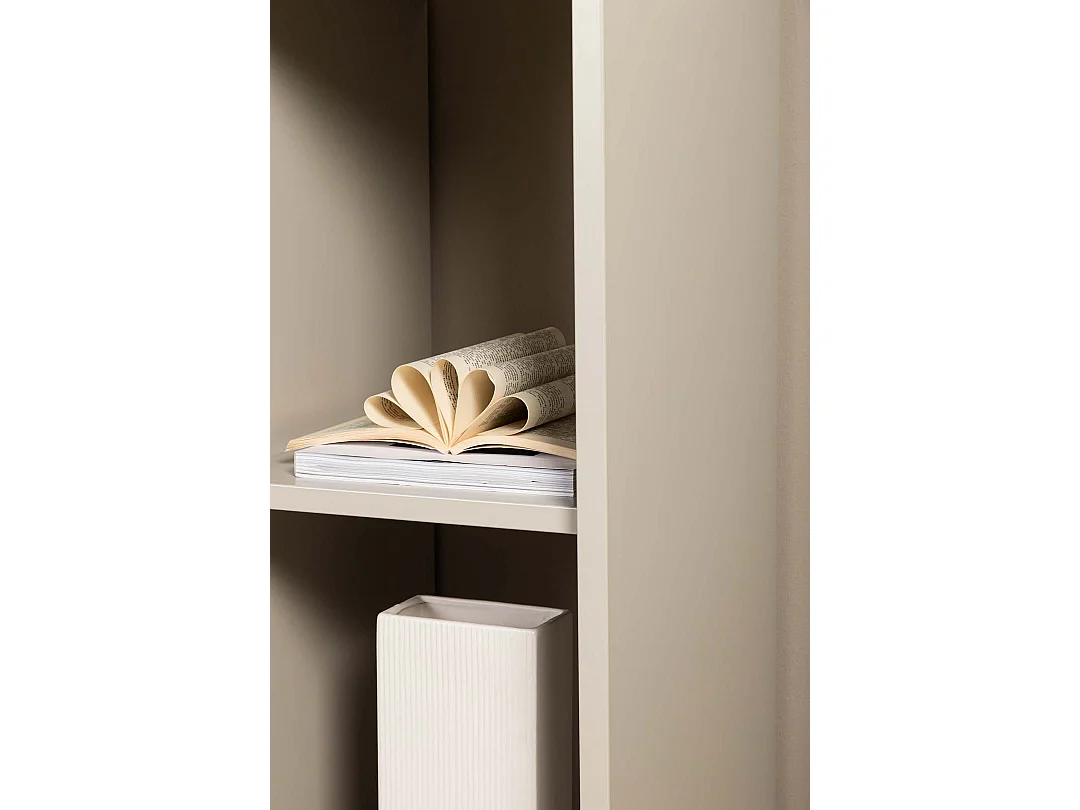 Credenza Piring 2 ante 1 ripiano beige.