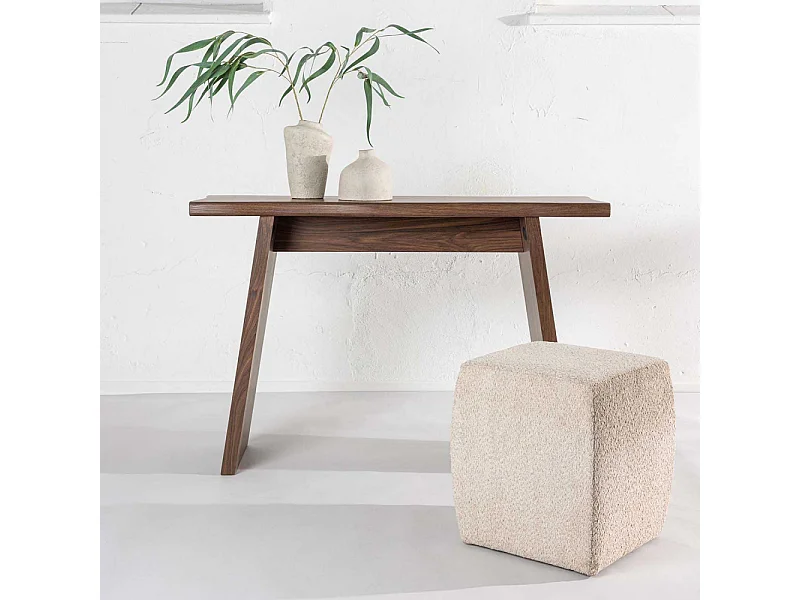 Kirkenes sidetable okkernoot decor.