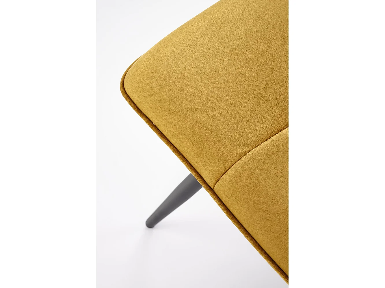 Silla de diseño Selar de metal negro y terciopelo amarillo mostaza