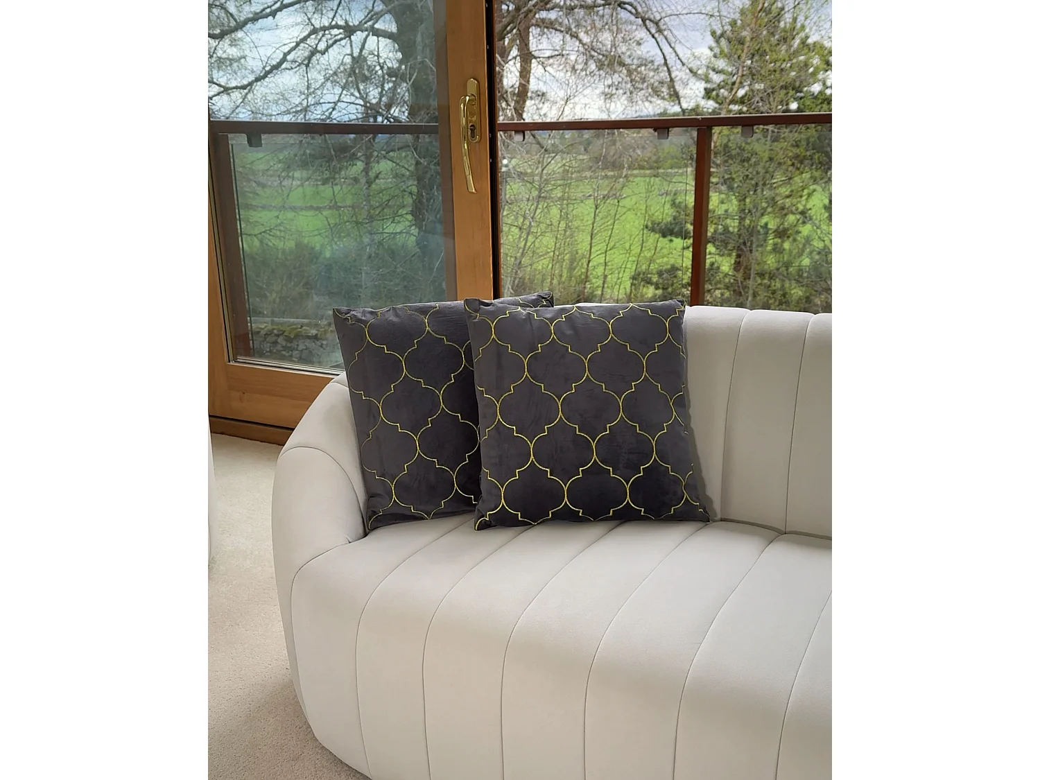 Conjunto de 2 cojines decorativos ALYSSUM Terciopelo 45 x 45 cm Gris Patrón marroquí