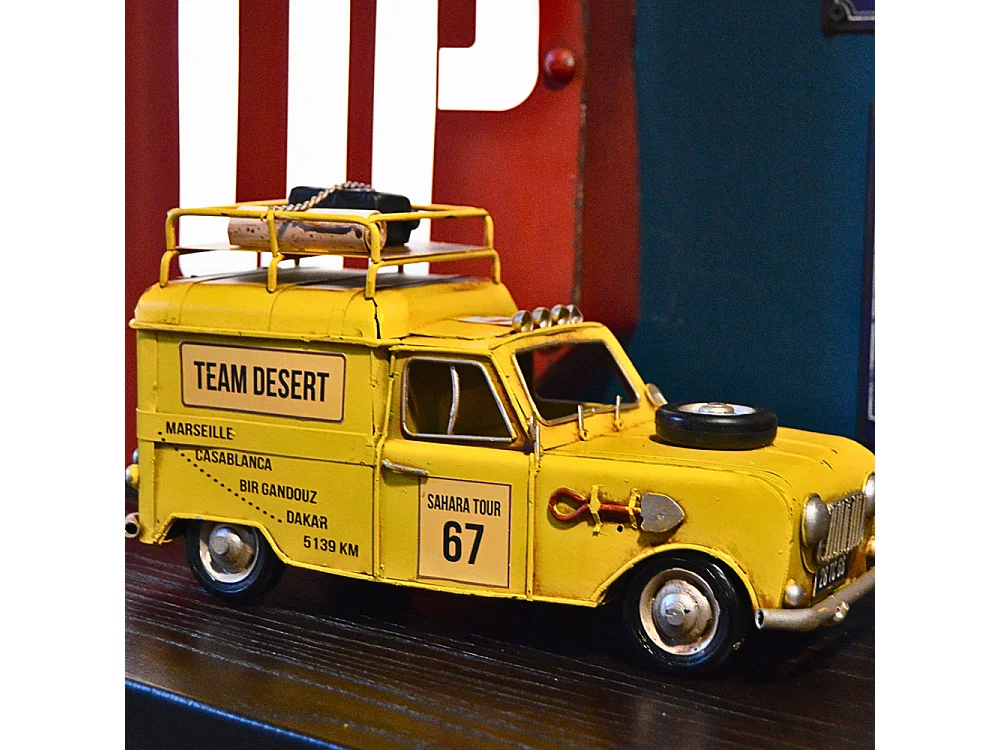 Voiture décorarive en métal 4L