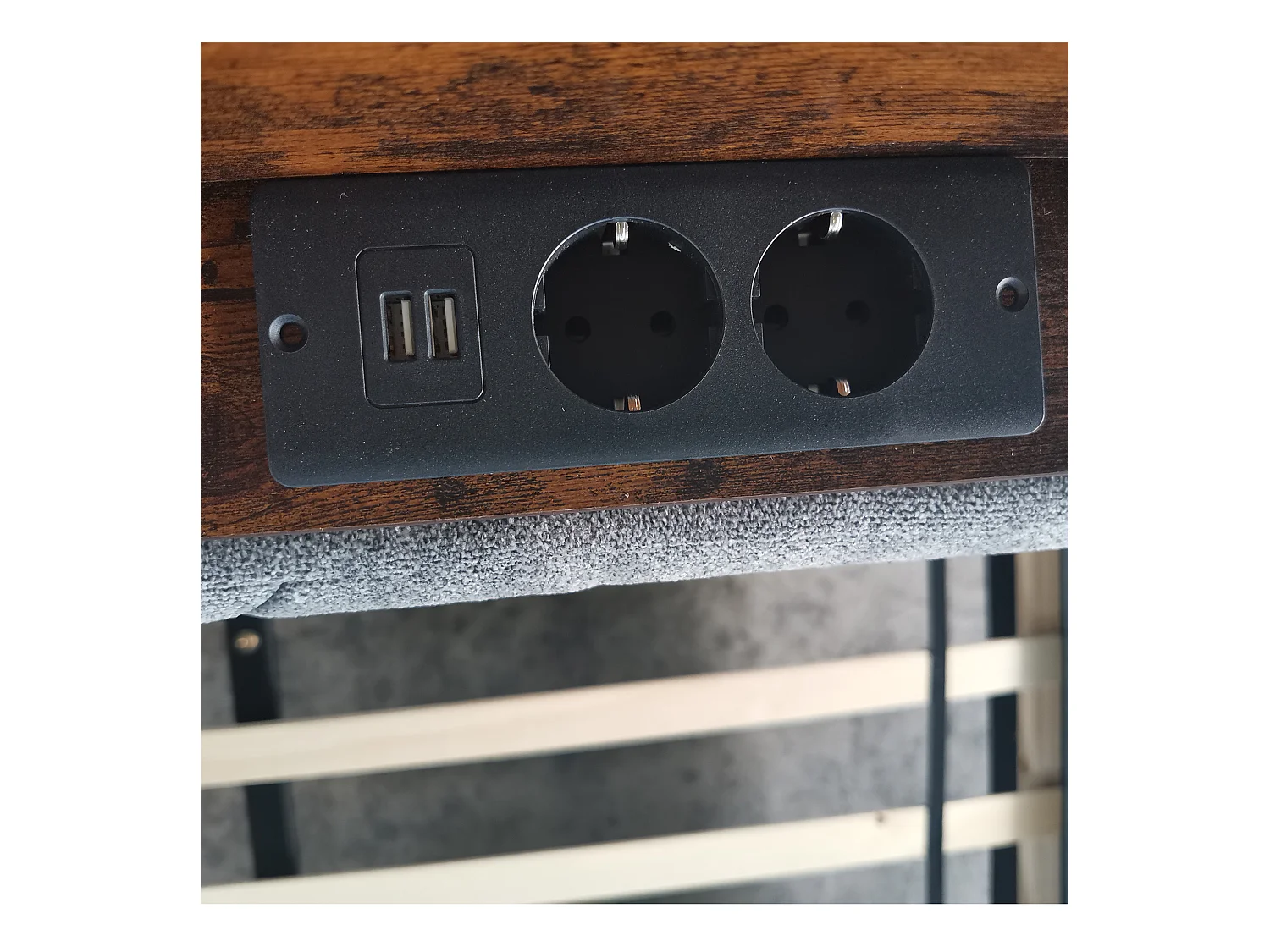 Doppelbett 160 x 200 cm, Erwachsenenbett, Kopfteil mit Ablage und USB-Anschluss, gepolstert mit Samt, Lattenrost, grau