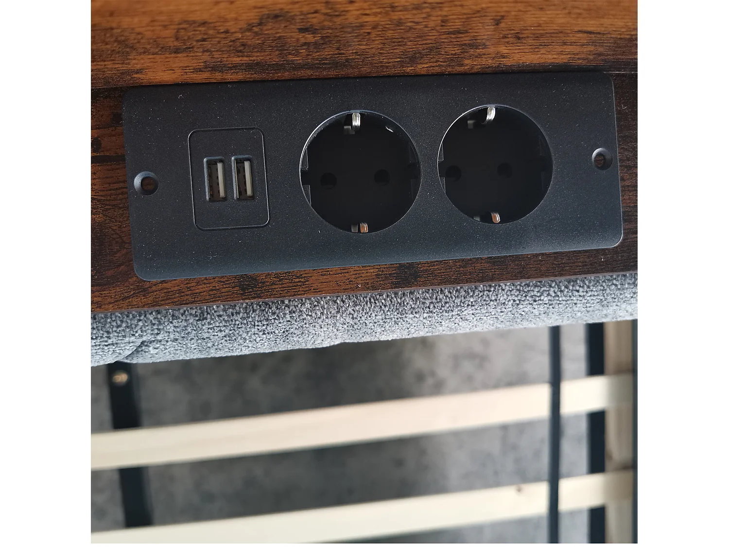 Doppelbett 160 x 200 cm, Erwachsenenbett, Kopfteil mit Ablage und USB-Anschluss, gepolstert mit Samt, Lattenrost, grau