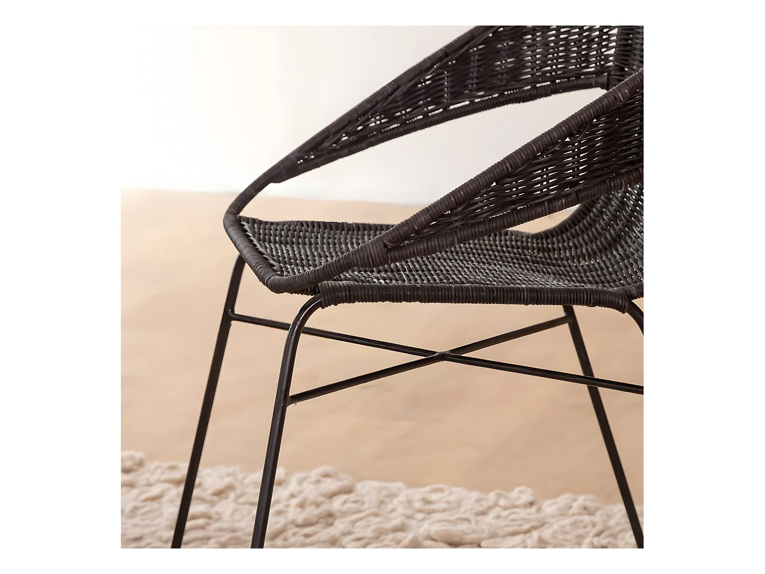 Silla de mimbre y metal Aurélien con reposabrazos negros para un estilo bohemio moderno