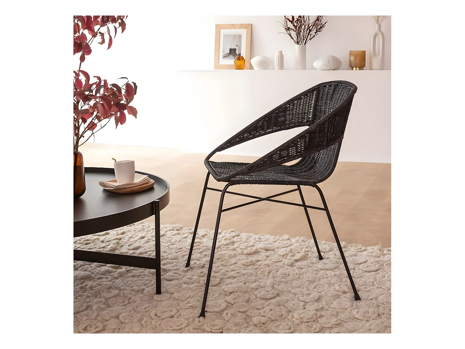 Silla de mimbre y metal Aurélien con reposabrazos negros para un estilo bohemio moderno