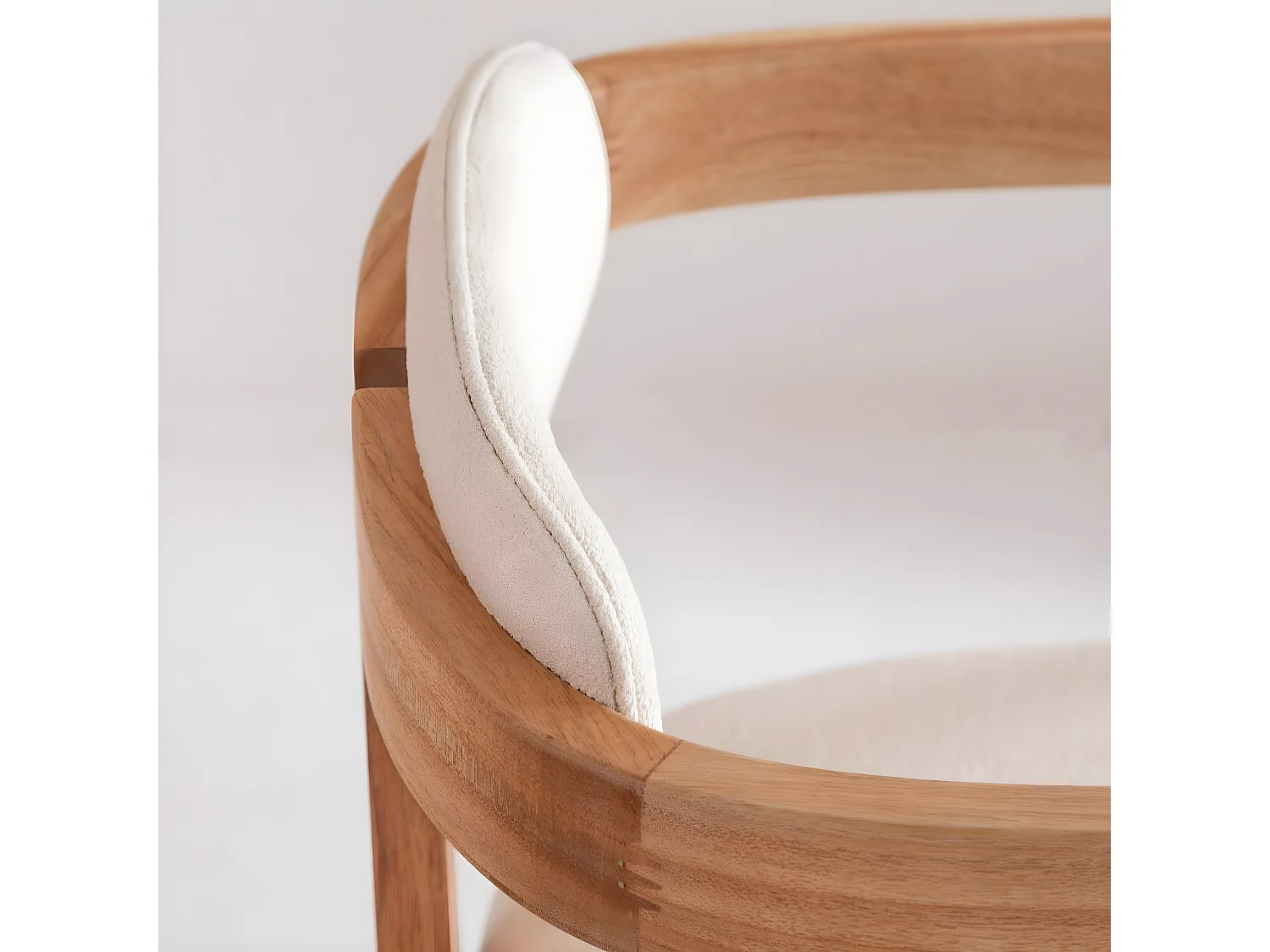 Juego de 2 sillas de madera mindy y tela bouclette Suzie para un estilo elegante y moderno